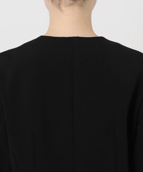 Room no.8(ルームエイト)の「ROOM NO.8 BLACK CAMELLIA RIB Vネックジャケット BR8B-46-30520(ノーカラージャケット・レディース・ブラック・FREE)」の16枚目の写真