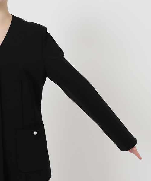 Room no.8(ルームエイト)の「ROOM NO.8 BLACK CAMELLIA RIB Vネックジャケット BR8B-46-30520(ノーカラージャケット・レディース・ブラック・FREE)」の17枚目の写真