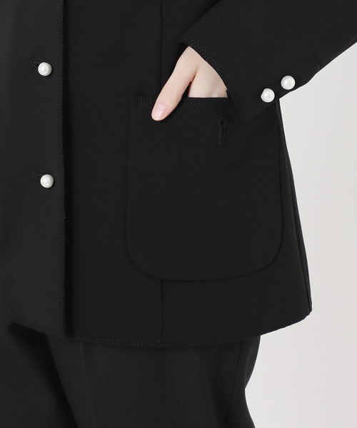 Room no.8(ルームエイト)の「ROOM NO.8 BLACK CAMELLIA RIB Vネックジャケット BR8B-46-30520(ノーカラージャケット・レディース・ブラック・FREE)」の19枚目の写真