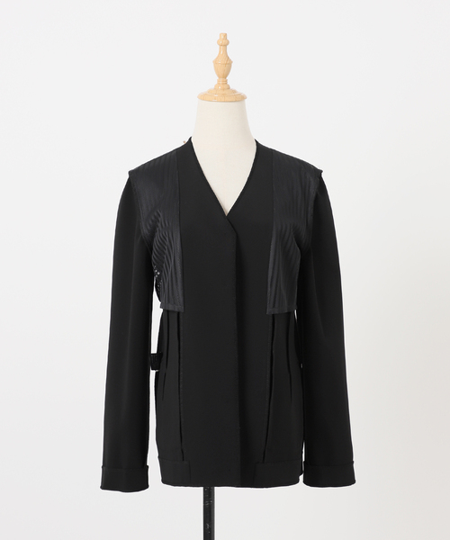 Room no.8(ルームエイト)の「ROOM NO.8 BLACK CAMELLIA RIB Vネックジャケット BR8B-46-30520(ノーカラージャケット・レディース・ブラック・FREE)」の22枚目の写真