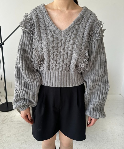 Amiur（エミレ）の「fringe bulky pullover / フリンジバルキープルオーバー（ニット/セーター・レディース・グレー/アイボリー・FREE）」の2枚目の写真
