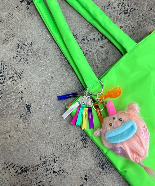 cheek(BAG)(チーク)の「neon monster tote / モンスターチャーム トートバッグ(トートバッグ・レディース・オレンジ/グリーン/ピンク/イエロー・FREE)」の8枚目の写真