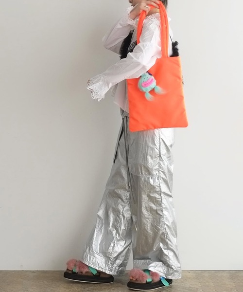 cheek(BAG)(チーク)の「neon monster tote / モンスターチャーム トートバッグ(トートバッグ・レディース・オレンジ/グリーン/ピンク/イエロー・FREE)」の14枚目の写真