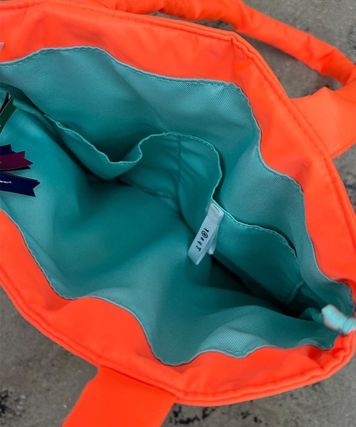 cheek(BAG)(チーク)の「neon monster tote / モンスターチャーム トートバッグ(トートバッグ・レディース・オレンジ/グリーン/ピンク/イエロー・FREE)」の21枚目の写真