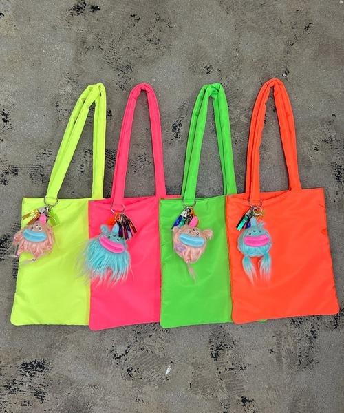 cheek(BAG)(チーク)の「neon monster tote / モンスターチャーム トートバッグ(トートバッグ・レディース・オレンジ/グリーン/ピンク/イエロー・FREE)」の13枚目の写真