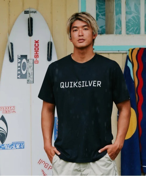 Quiksilver(クイックシルバー)の「DNA BIG CLICKER ST /クイックシルバーロゴ半袖Tシャツ(Tシャツ/カットソー・メンズ・ホワイト/ブラック・X-LARGE/LARGE/SMALL/MEDIUM)」の1枚目の写真