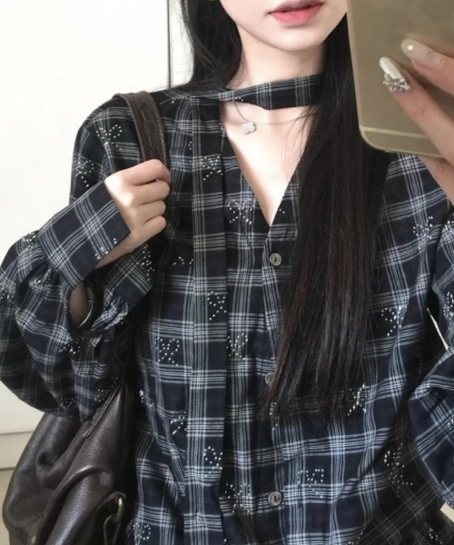 ViViDAY（ビビデー）の「ストーンリボン柄チェックシャツワンピース（シャツワンピース・レディース・ブラック・M）」の4枚目の写真