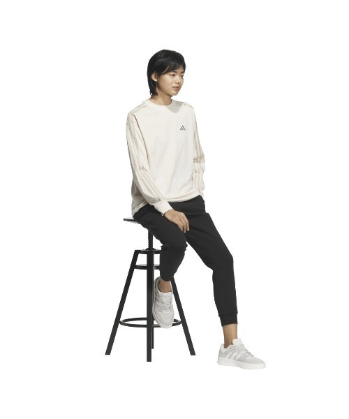 adidas(アディダス)の「アディダス adidas エッセンシャルズ プラス スリーストライプス 長袖Tシャツ(Tシャツ/カットソー・レディース・ライトベージュ/ネイビー・S/M/L/XL)」の4枚目の写真