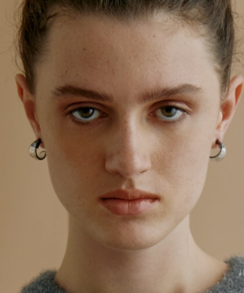 kiehtova(キエトヴァ)の「【kiehtova】GLOSS EPOXY PETIT HOOP PIERCE/グロスエポプチフープピアス(ピアス(両耳用)・レディース・ブラウン/シルバー・FREE)」の9枚目の写真