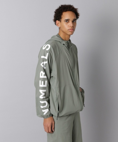 NUMERALS(ヌメラルズ)の「【NUMERALS】ウインドブレーカー2(ナイロンジャケット・メンズ・カーキ/ブラック・MEDIUM/LARGE/SMALL)」の1枚目の写真