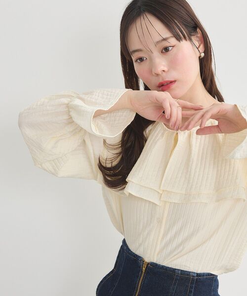 earth music&ecology(アースミュージックアンドエコロジー)の「2WAYスクエアラッフルカラーブラウス(シャツ/ブラウス・レディース・オフホワイト/イエロー/サックスブルー・FREE)」の22枚目の写真
