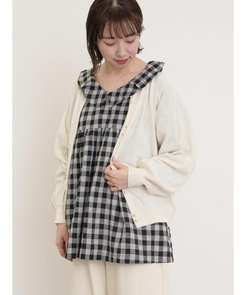 Samansa Mos2(サマンサ モスモス)の「くるみ釦ニットカーディガン(カーディガン/ボレロ・レディース・レッド/ブラック/グレー/キナリ・F)」の2枚目の写真