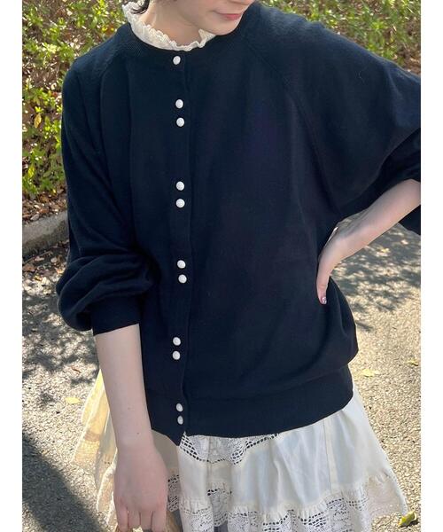 Samansa Mos2(サマンサ モスモス)の「くるみ釦ニットカーディガン(カーディガン/ボレロ・レディース・レッド/ブラック/グレー/キナリ・F)」の3枚目の写真