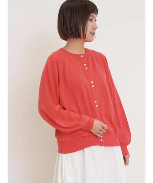 Samansa Mos2(サマンサ モスモス)の「くるみ釦ニットカーディガン(カーディガン/ボレロ・レディース・レッド/ブラック/グレー/キナリ・F)」の9枚目の写真