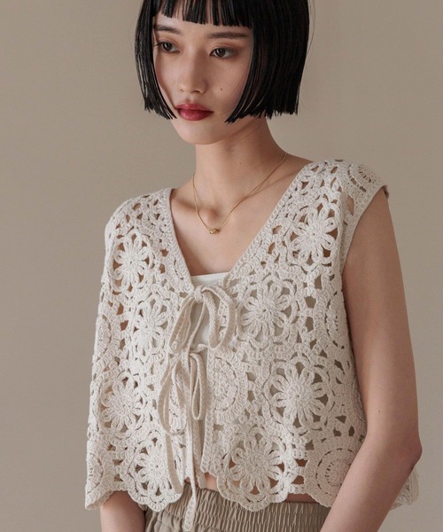 LOWRYS FARM（ローリーズファーム）の「クロシェ２ＷＡＹベスト　324472（ベスト・レディース・アイボリー/ブラック・FREE）」の2枚目の写真