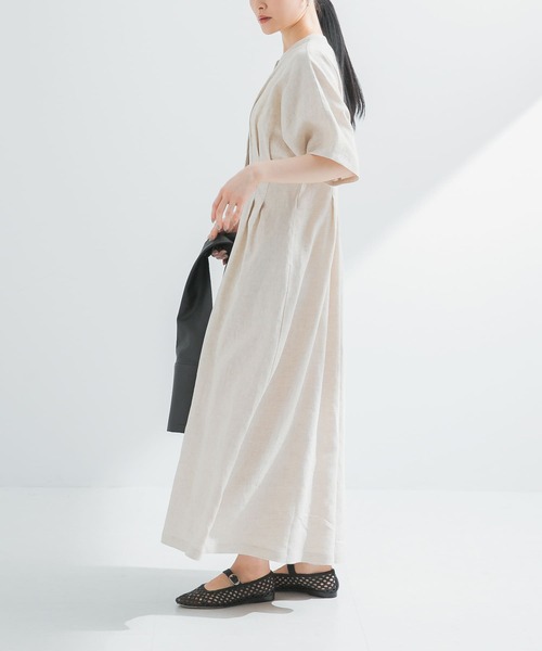 URBAN RESEARCH（アーバンリサーチ）の「『2サイズ展開』タックデザインリネンワンピース（ワンピース・レディース・ナチュラル/ブラック・36/38）」の19枚目の写真
