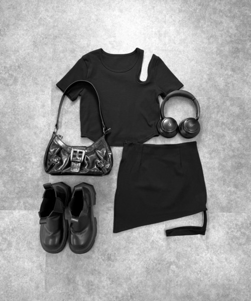 LVEU.(ラブユ.)の「【LVEU.】カットアウトクロップドトップス / トップス カットソー Tシャツ カットアウト 半袖 クロップド ショート ブラック(Tシャツ/カットソー・レディース・ブラック・FREE)」の18枚目の写真