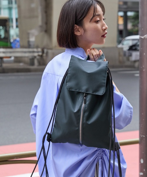 MONO-MART（モノマート）の「2WAYフラップメタルジップナップサック（バックパック/リュック・レディース・アイボリー/ブラック/レッド/ネイビー/シルバー・FREE）」の3枚目の写真