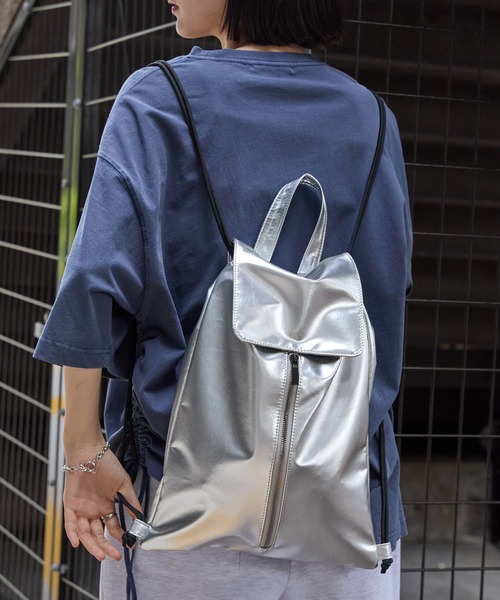 MONO-MART（モノマート）の「2WAYフラップメタルジップナップサック（バックパック/リュック・レディース・アイボリー/ブラック/レッド/ネイビー/シルバー・FREE）」の5枚目の写真