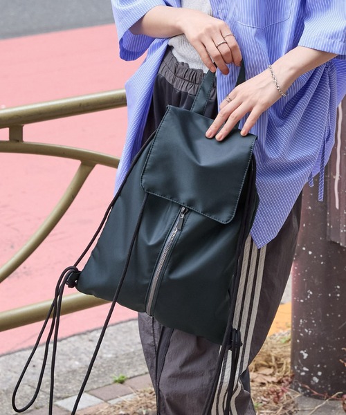 MONO-MART（モノマート）の「2WAYフラップメタルジップナップサック（バックパック/リュック・レディース・アイボリー/ブラック/レッド/ネイビー/シルバー・FREE）」の12枚目の写真