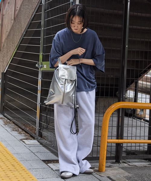 MONO-MART（モノマート）の「2WAYフラップメタルジップナップサック（バックパック/リュック・レディース・アイボリー/ブラック/レッド/ネイビー/シルバー・FREE）」の14枚目の写真