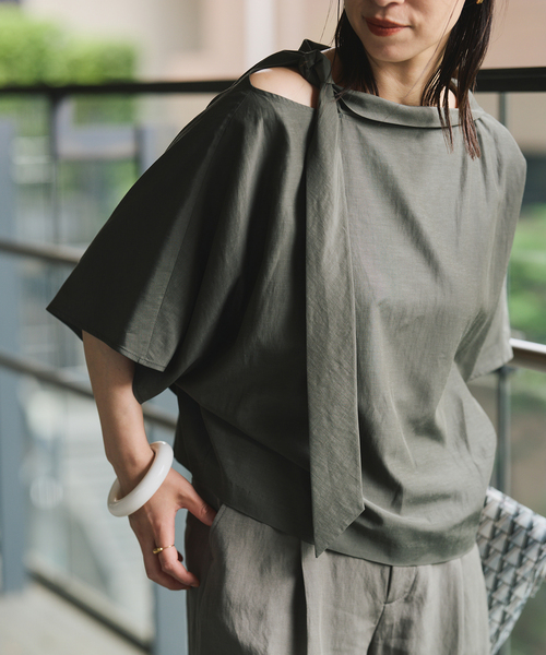 ヴェルメイユ パー イエナ 25SS アシンメトリーリボンブラウス シャツ 麻 VERMEIL par iena（ヴェルメイユパーイエナ）の「アシンメトリーリボン