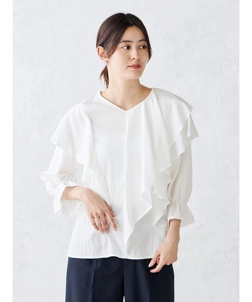 Perfect Suit FActory(パーフェクトスーツファクトリー)の「Vネック アシメラッフルブラウス オフホワイト/グレー/ベージュ(Tシャツ/カットソー・レディース・オフホワイト/ベージュ/チャコールグレー・M/L)」の1枚目の写真