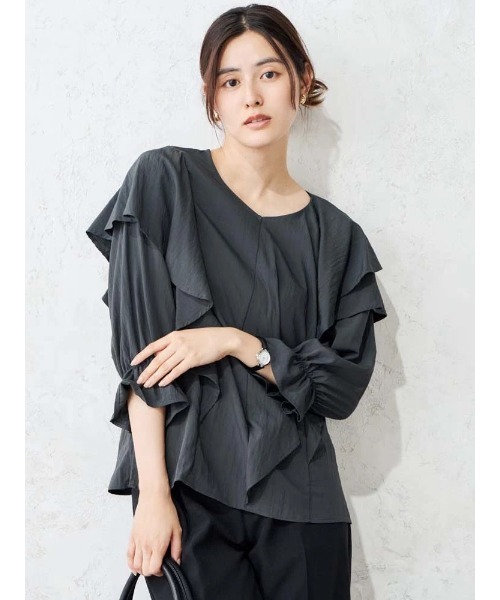 Perfect Suit FActory(パーフェクトスーツファクトリー)の「Vネック アシメラッフルブラウス オフホワイト/グレー/ベージュ(Tシャツ/カットソー・レディース・オフホワイト/ベージュ/チャコールグレー・M/L)」の2枚目の写真