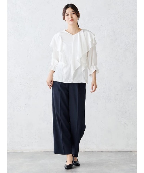 Perfect Suit FActory(パーフェクトスーツファクトリー)の「Vネック アシメラッフルブラウス オフホワイト/グレー/ベージュ(Tシャツ/カットソー・レディース・オフホワイト/ベージュ/チャコールグレー・M/L)」の5枚目の写真