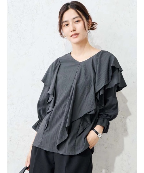 Perfect Suit FActory(パーフェクトスーツファクトリー)の「Vネック アシメラッフルブラウス オフホワイト/グレー/ベージュ(Tシャツ/カットソー・レディース・オフホワイト/ベージュ/チャコールグレー・M/L)」の6枚目の写真