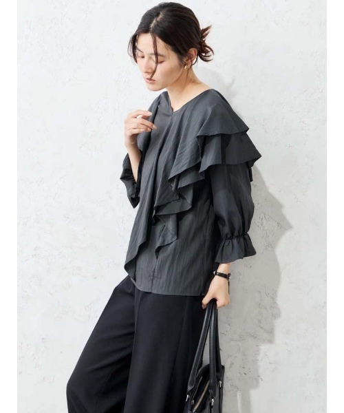 Perfect Suit FActory(パーフェクトスーツファクトリー)の「Vネック アシメラッフルブラウス オフホワイト/グレー/ベージュ(Tシャツ/カットソー・レディース・オフホワイト/ベージュ/チャコールグレー・M/L)」の7枚目の写真