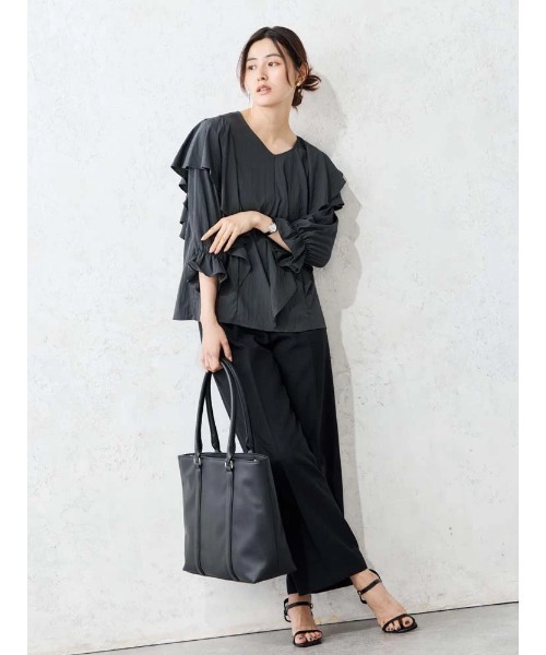 Perfect Suit FActory(パーフェクトスーツファクトリー)の「Vネック アシメラッフルブラウス オフホワイト/グレー/ベージュ(Tシャツ/カットソー・レディース・オフホワイト/ベージュ/チャコールグレー・M/L)」の8枚目の写真