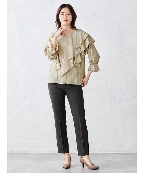 Perfect Suit FActory(パーフェクトスーツファクトリー)の「Vネック アシメラッフルブラウス オフホワイト/グレー/ベージュ(Tシャツ/カットソー・レディース・オフホワイト/ベージュ/チャコールグレー・M/L)」の13枚目の写真
