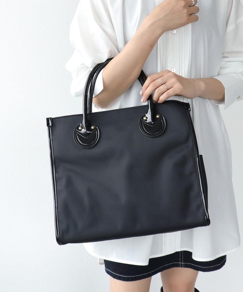 Three Four Time（ｽﾘｰﾌｫｰﾀｲﾑ）の「撥水加工スクエアトート（トートバッグ・レディース・レッド/ブラック/ブルー・FREE）」の2枚目の写真