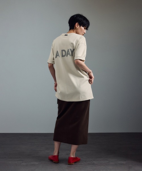 AMERICANA(アメリカーナ)の「【Americana(アメリカーナ) for SALON】別注ロゴTシャツ(Tシャツ/カットソー・レディース・オフホワイト/ブラウン系その他/ベージュ系その他2・FREE)」の8枚目の写真