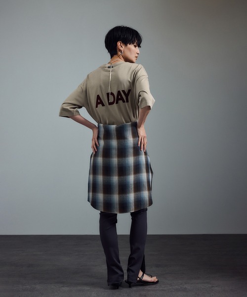 AMERICANA（アメリカーナ）の「【Americana（アメリカーナ） for SALON】別注ロゴTシャツ（Tシャツ/カットソー・レディース・オフホワイト/ブラウン系その他/ベージュ系その他2・FREE）」の16枚目の写真