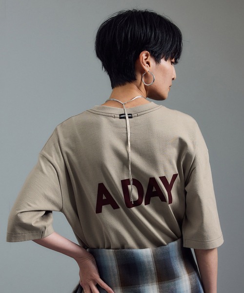 AMERICANA(アメリカーナ)の「【Americana(アメリカーナ) for SALON】別注ロゴTシャツ(Tシャツ/カットソー・レディース・オフホワイト/ブラウン系その他/ベージュ系その他2・FREE)」の18枚目の写真