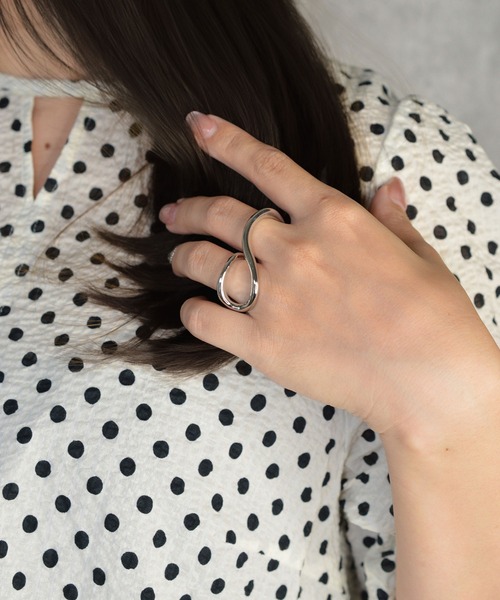 BROTHERHOOD(ブラザーフッド)の「【earyear】Waveform Double Finger Ring(リング・レディース・ゴールド/シルバー・FREE)」の1枚目の写真