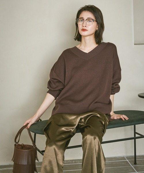 LAKOLE（ラコレ）の「Vネックニットプルオーバー / 581266（ニット/セーター・レディース・ブラウン/パープル/ブラック/アイボリー/グレー/ブルー/モカ/ピンク/ライトグリーン・FREE）」の3枚目の写真