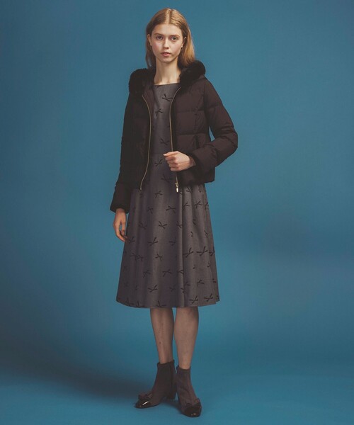 TOCCA(トッカ)の「HEART SHOT ショートダウンコート(ダウンジャケット/コート・レディース・ネイビー系/ベージュ系/ブラック系・0/2/4/6)」の4枚目の写真