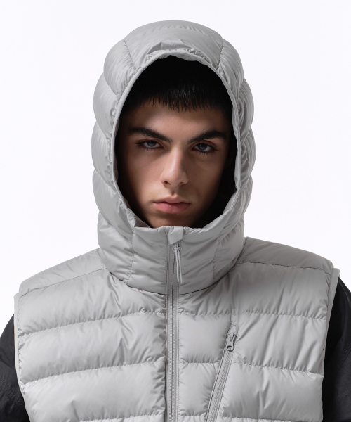 フード付きライトグレーのダウンベスト｜フード付きダウンベスト