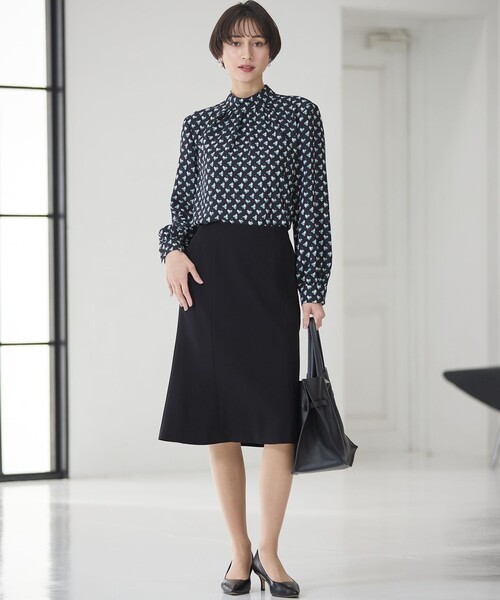 23区 L(ニジュウサンクオオキイサイズ)の「モダンアートプリントギャザーブラウス(シャツ/ブラウス・レディース・ベージュ系5/ネイビー系5・50/48/46/44)」の4枚目の写真