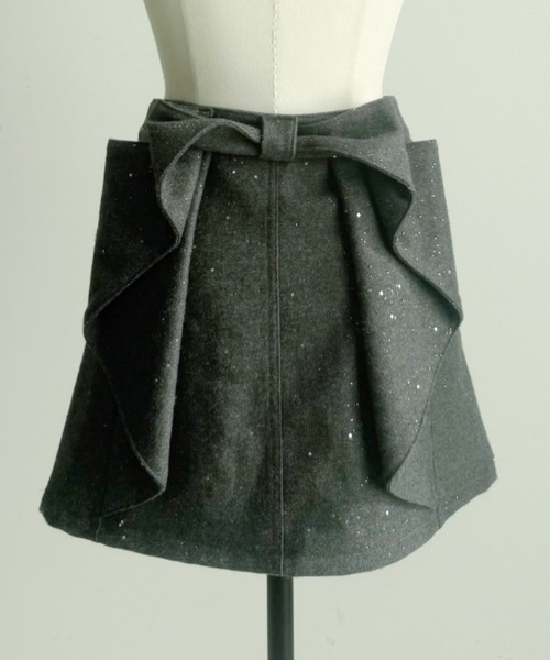 TITTY&CO.（ティティーアンドコー）の「バックリボンラメショートスカート（スカート・レディース・ブラック/グレー・SMALL/MEDIUM）」の9枚目の写真