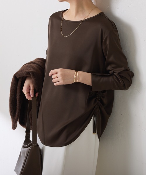 COLLAGE GALLARDAGALANTE（コラージュガリャルダガランテ）の「サテンサイドドロストTブラウス（シャツ/ブラウス・レディース・ダークブラウン/オフホワイト・FREE）」の2枚目の写真