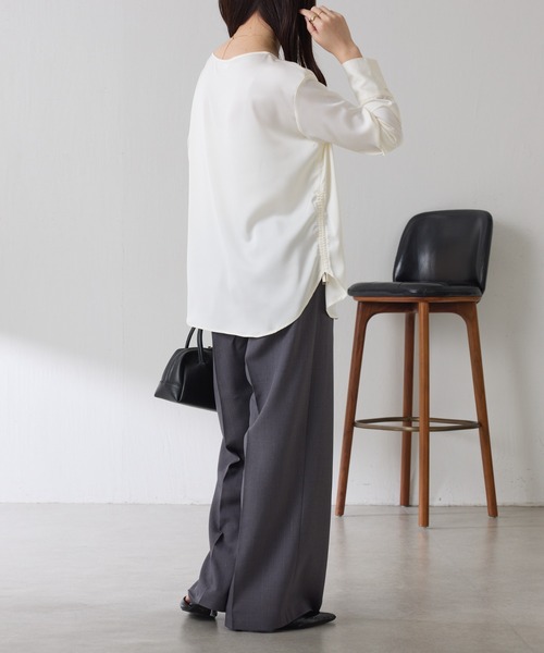 COLLAGE GALLARDAGALANTE（コラージュガリャルダガランテ）の「サテンサイドドロストTブラウス（シャツ/ブラウス・レディース・ダークブラウン/オフホワイト・FREE）」の9枚目の写真