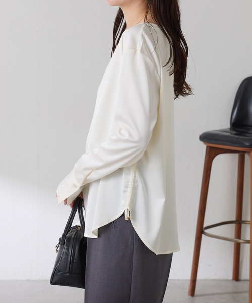 COLLAGE GALLARDAGALANTE（コラージュガリャルダガランテ）の「サテンサイドドロストTブラウス（シャツ/ブラウス・レディース・ダークブラウン/オフホワイト・FREE）」の5枚目の写真