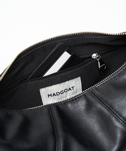 MADGOAT（マッドゴート）の「スプリットハーフムーンメッセンジャーバッグ_ブラック（小）（メッセンジャーバッグ・レディース・ブラック・FREE）」の10枚目の写真