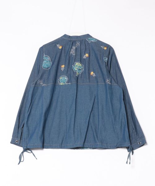SUPER HAKKA(スーパーハッカ)の「ライトオンスデニム ローズスケッチ刺繍スタンドカラーブラウス(シャツ/ブラウス・レディース・ブルー/ネイビー・FREE)」の3枚目の写真