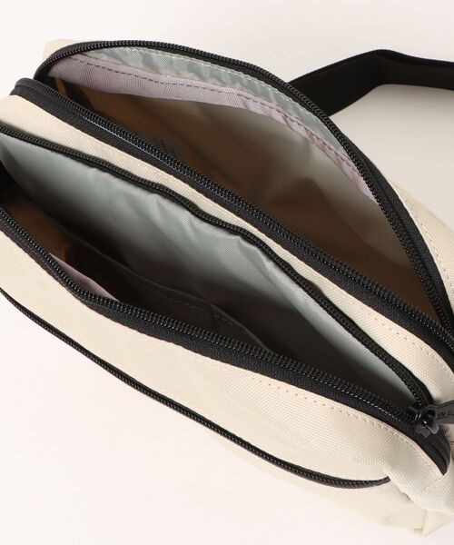 KELTY(ケルティ)の「GO OUT掲載モデル【KELTY】ES RECTANGLE ZIP SHOULDER S ミニショルダーバッグ 軽量(ショルダーバッグ・レディース・マスタード/ネイビー/ベージュ/ブラック系/セージグリーン/レオパード/タン/アニマル/スカイブルー/オリーブ/ブラウン系/ブラック/ホワイト系・ONE SIZE)」の15枚目の写真