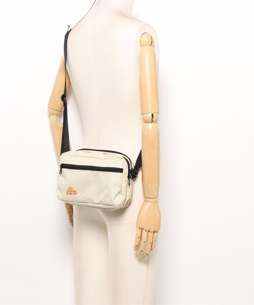 KELTY(ケルティ)の「GO OUT掲載モデル【KELTY】ES RECTANGLE ZIP SHOULDER S ミニショルダーバッグ 軽量(ショルダーバッグ・レディース・マスタード/ネイビー/ベージュ/ブラック系/セージグリーン/レオパード/タン/アニマル/スカイブルー/オリーブ/ブラウン系/ブラック/ホワイト系・ONE SIZE)」の16枚目の写真